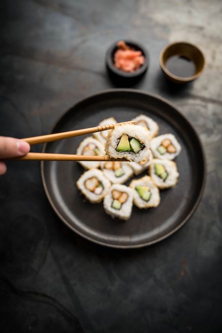sushi-eten-met-stokjes